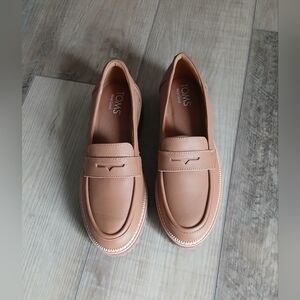 NWOT TOMS Cara Platform Penny Loafer in Tan. Size 8.5